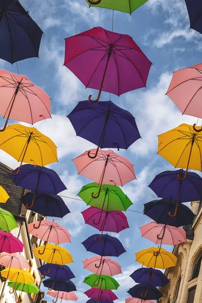 Installation de parapluies dans le centre-ville de Luxembourg — Photo