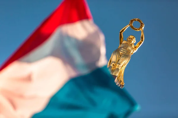 Iconic golden statue symbol of Luxembourg in Place de la Constit — Stock Photo, Image