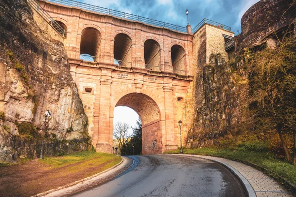 Schlassbruck, de historische brug in de oude stad van Luxemburg — Stockfoto