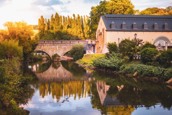 Alzette, o rio que atravessa a cidade velha de Luxemburgo — Fotografia de Stock