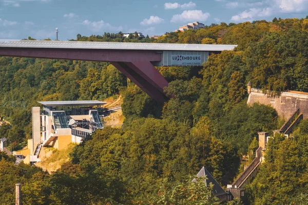 A enorme ponte vermelha com vista para o vale Pfaffenthal em Lux — Fotografia de Stock