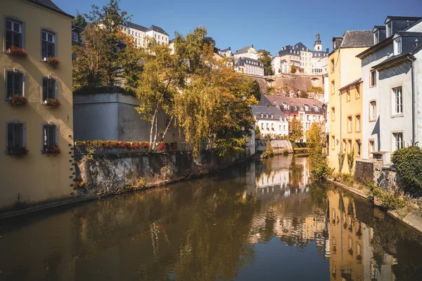 Alzette, o rio que atravessa a cidade velha de Luxemburgo — Fotografia de Stock