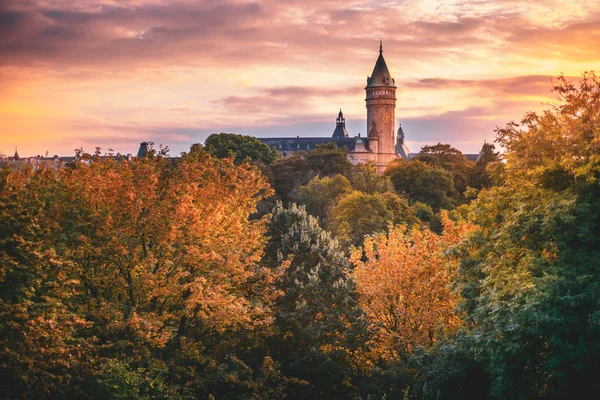 Torre do Banco do Luxemburgo rodeada de árvores — Fotografia de Stock