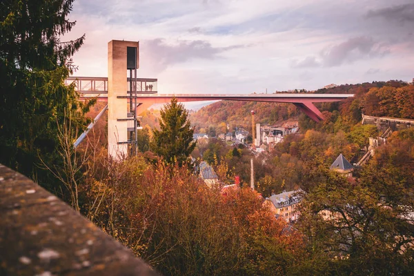 Nowoczesna panoramiczna winda w Pfaffenthal — Zdjęcie stockowe