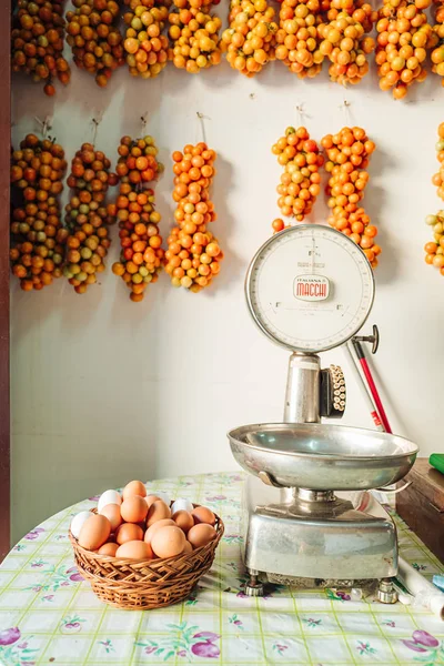 PUGLIA / ITALIA - AGOSTO 2019: La venta de huevos y tomates a lo —  Fotos de Stock