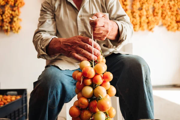 PUGLIA / ITALIA - AGOSTO 2019: La vieja tradición de colgar cher —  Fotos de Stock