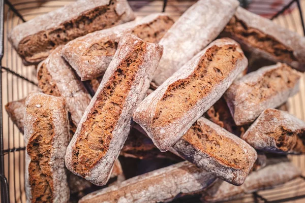 在面包店新鲜烘焙的法国面包 — 图库照片