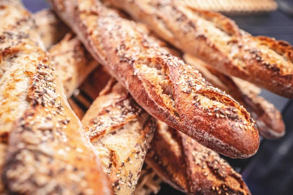 Frissen sült francia bagett a pékségben — Stock Fotó