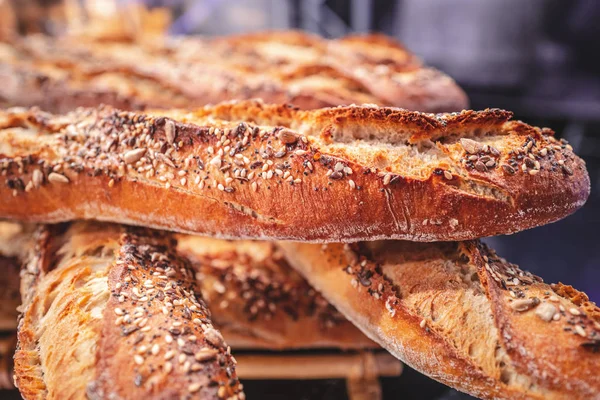 面包店新烤的法式面包 — 图库照片