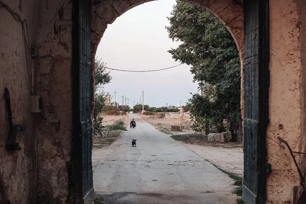 TORRE SANTA SUSANNA / ITALIA - AGOSTO 2019: entrada a una antigua f — Foto de Stock