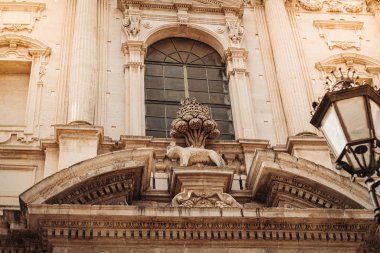 Lecce, İtalya / Eylül 2019: Sa Bazilikası'nın cephesi