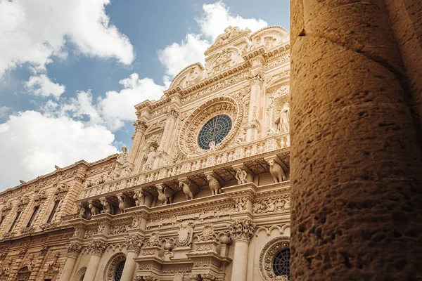 Lecce, Italien/september 2019: fasaden av basilikan sa — Stockfoto