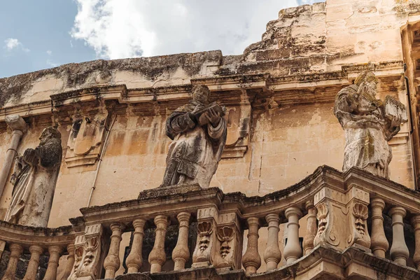 Lecce, Italien/september 2019: statyer vid Piazza Duomo ENTR — Stockfoto