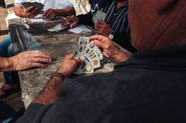 Martina Franca, İtalya / Eylül 2019: Gelenek oynayan ihtiyarlar