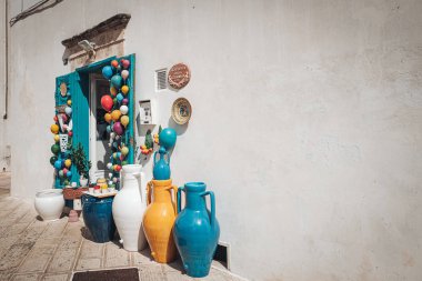 Martina Franca, İtalya / Eylül 2019: Tipik çanak çömlek ve cera