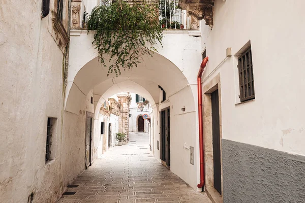 Martina Franca, Itálie/září 2019: maličké ulice ve starém — Stock fotografie
