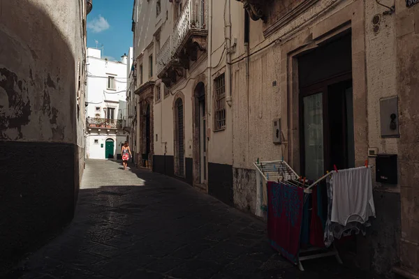 MARTINA FRANCA, ITALIA / SEPTIEMBRE 2019: Secado de ropa en su — Foto de Stock