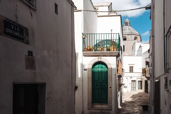 MARTINA FRANCA, ITALIA / SEPTIEMBRE 2019: Pequeñas calles en el casco antiguo — Foto de Stock