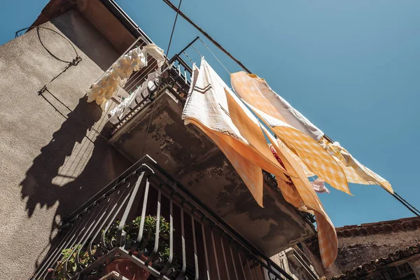 San Fili / İtalya - Ağustos 2019: Eski kentte elbise asma — Stok fotoğraf