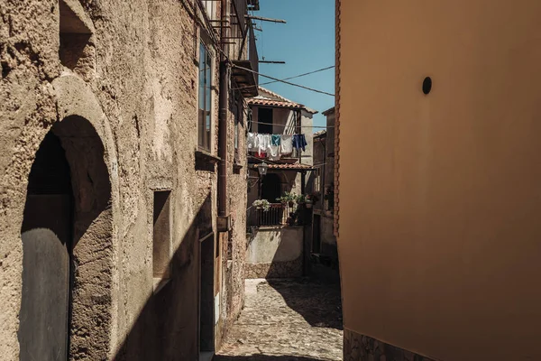 SAN FILI / ITALIA - AGOSTO 2019: Colgar ropa en el casco antiguo — Foto de Stock