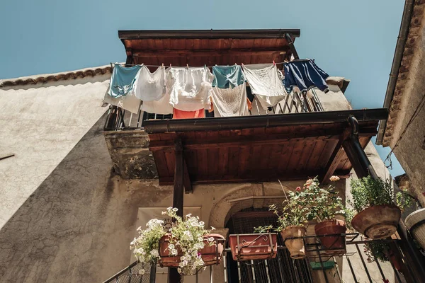 サン・フィリ/イタリア- 2019年8月:旧市街に洋服を吊るす — ストック写真
