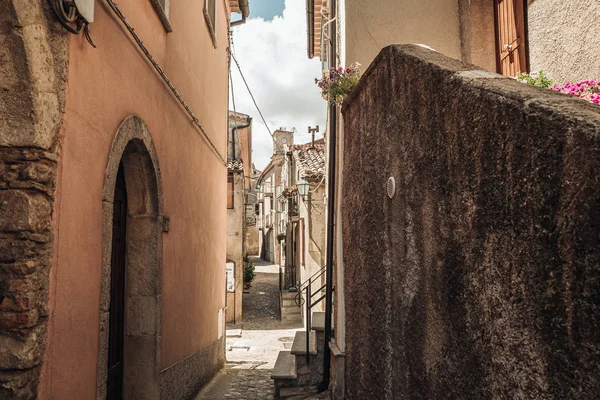 SAN FILI / ITALIA - AGOSTO 2019: Caminando por el casco antiguo de — Foto de Stock