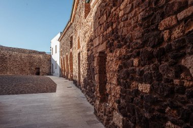 Castelsardo, Sardunya / Ekim 2019: Ana duvarların dışı 