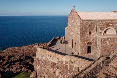 Castelsardo, Sardunya / Ekim 2019: Deniz kenarındaki kilise