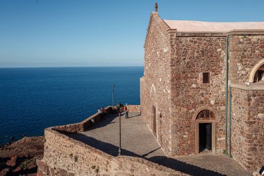 Castelsardo, Sardunya / Ekim 2019: Deniz kenarındaki kilise