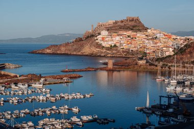 Castelsardo 'nun muhteşem panoramik manzarası, tarihi bir köy.