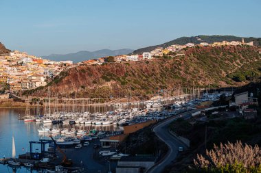 Castelsardo 'nun muhteşem panoramik manzarası, tarihi bir köy.