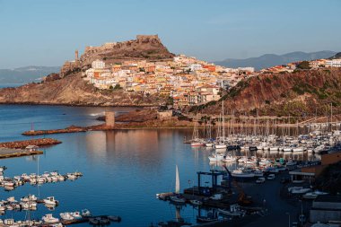 Castelsardo 'nun muhteşem panoramik manzarası, tarihi bir köy.