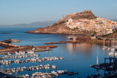 Castelsardo 'nun muhteşem panoramik manzarası, tarihi bir köy.