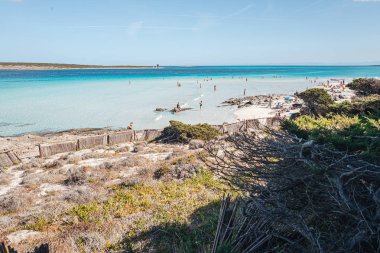 Stintino, Sardinya / Ekim 2019: Muhteşem B plajı manzarası
