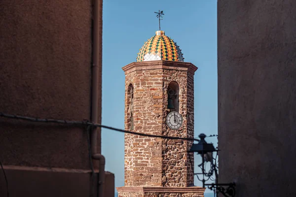 CASTELSARDO, SARDINIA / OCTUBRE 2019: vista del campanario de — Foto de Stock