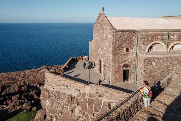 CASTELSARDO, SARDEGNA / OTTOBRE 2019: Chiesa sul mare — Foto Stock