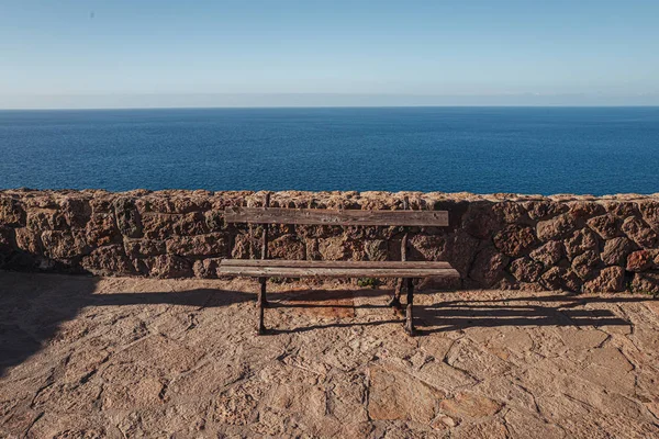 Relaks publiczny drewniana ławka z widokiem na morze — Zdjęcie stockowe