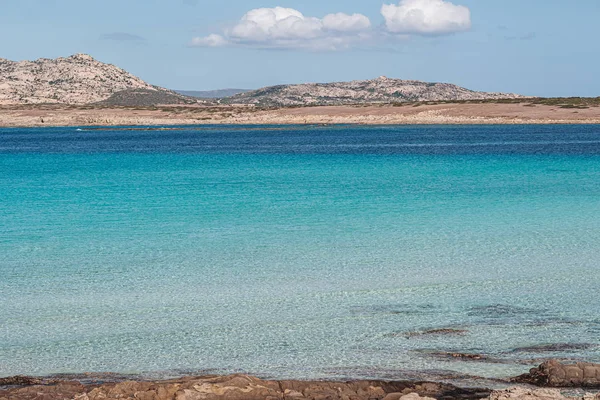 Stintino, Sardinia / octiber 2019: 아름다운 해변 B 의 모습 — 스톡 사진