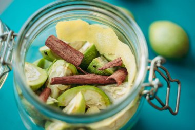 Puglia bölgesinden geleneksel İtalyan cevizi likörü.