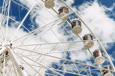 LUXEMBOURG / HAZİRAN 2020: Limpertsberg parkına yeni panoramik tekerlek kuruldu