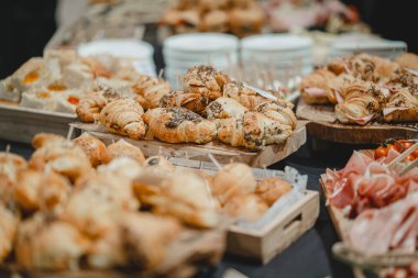 Akşam yemeğinde açık büfe var.