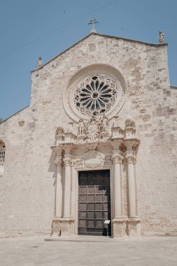 Puglia, Otranto 'daki eski kasabada eski bir kilise.