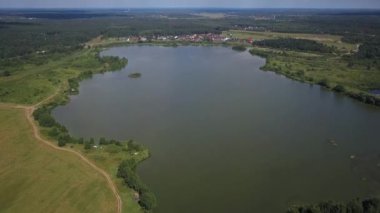 Hava yaz göl manzaralı