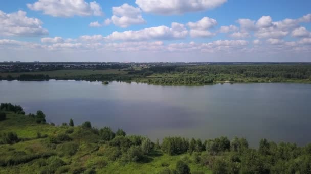 Повітряне літо вид на озеро — стокове відео