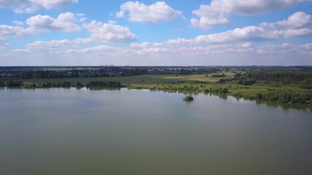 Vista aérea del lago de verano — Vídeo de stock