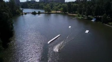 Bir teleferik ile bir wakeboarder gölde bir hava atış
