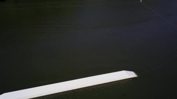 Wakeboarder와 호수에 케이블의 공중 탄 — 비디오