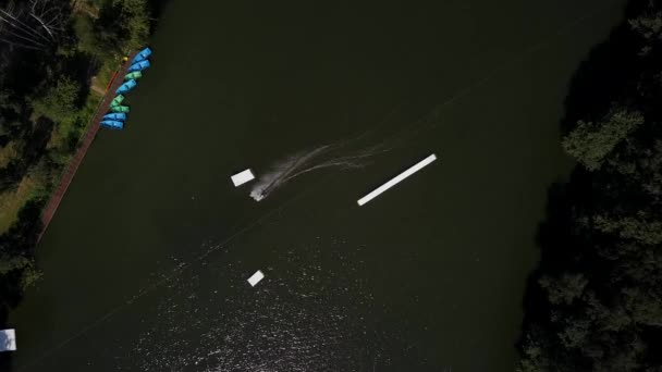 Letecký snímek lanovka v jezeře s wakeboarder — Stock video