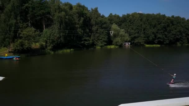 Foto aérea de un teleférico en un lago con un wakeboarder — Vídeo de stock