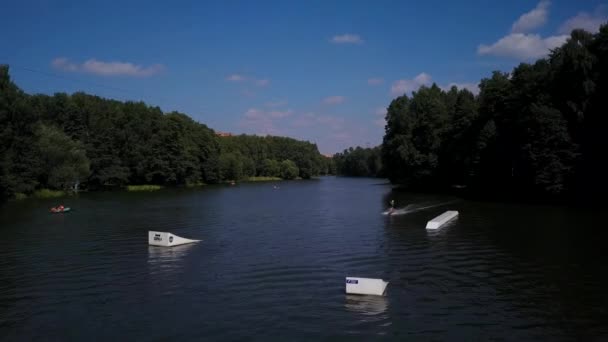 Φάρος του τελεφερίκ σε μια λίμνη με ένα wakeboarder — Αρχείο Βίντεο